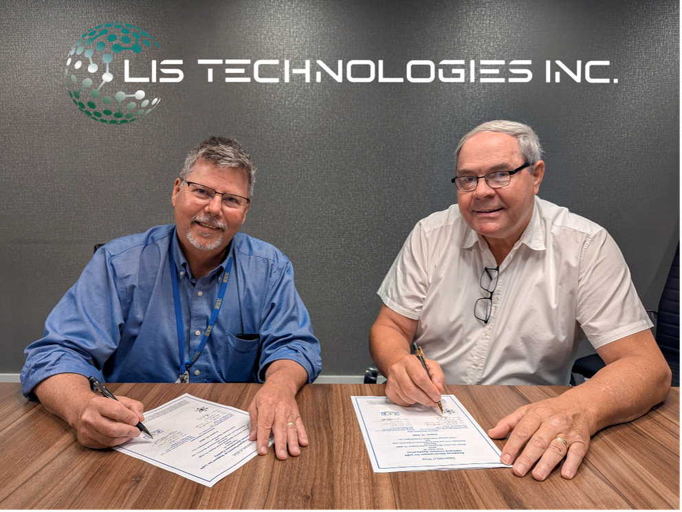 Senior Vice President of Nuclear Solutions for BGS, Lou Qualls, Ph.D. (left), and President, Co-Founder & Chief Technical Advisor of LIS Technologies Inc. Christo Liebenberg sign an agreement for Enveniam to be the Lead Project Integrator for the LIST commercial laser-based enrichment facility project.